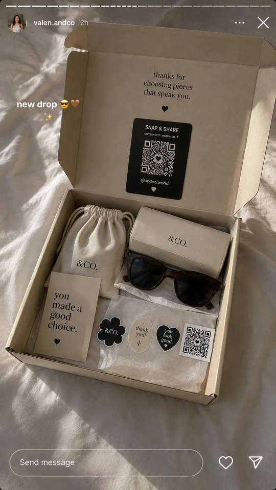 Unboxing de roupas e acessórios com cartão QR Code